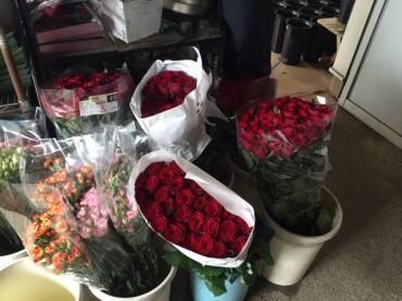 赤バラ花束１０８本、今回はブラックのラッピング指定、オシャレデス。｜「フローリストルミ」　（高知県南国市の花キューピット加盟店 花屋）のブログ